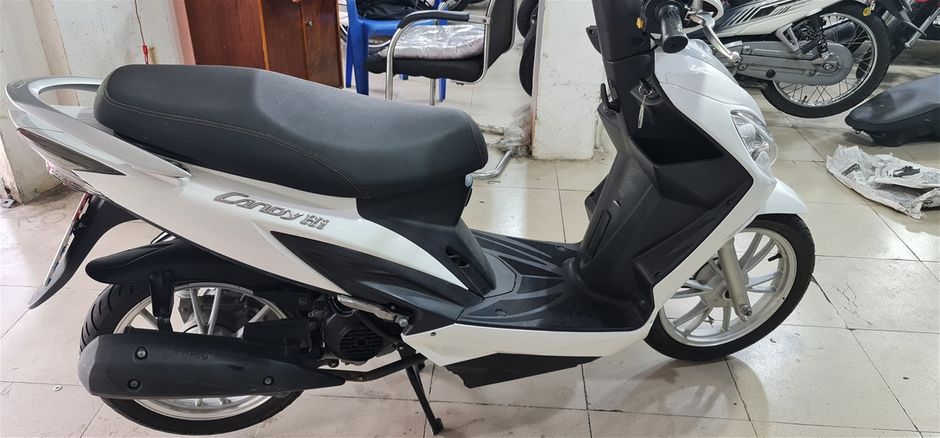 $699 usd

2017 Kymco Candy 50cc (new shape)

NO LICENSE NEEDED !

FULL VIDEO BELOW:
https://www.facebook.com/303705316880076/posts/1075923979658202/?sfnsn=mo

One Owner from New !

50cc Fully Automatic

Reliable

Smooth

Large Underseat Storage

Excellent Tyres

Good Brakes

Superb Condition !

Refuel from front

Front storage pocket

Emergency kickstart & electric start

Brand New Thai Imported Teardrop Mirrors

All electrics working perfect

30 Day Warranty for peace of mind

~~~

🇹🇭สตีวี่รถมอเตอร์ไซค์🇻🇳

STEVIE'S GARAGE ENTERPRISE

7 Branches !

4 Warehouses !

Constant stock of over 600 bikes for sale !

Website updated daily !

~~~

Stevie's Garage Enterprise... 

The ORIGINAL fully licensed garage... 

The ORIGINAL  One-Stop  Bike-Shop...

Say NO to imitations! 

~~~ 

🇹🇭สตีวี่รถมอเตอร์ไซค์🇻🇳 

🌎Stevie’s Garage Enterprise Official Website
     SteviesGarageVietnam.com 

🛵Stevie’s Garage Main Branch
     Facebook.com/SteviesGarage
🏍Stevie’s Garage Phu Nhuan
     Facebook.com/SteviesGaragePhuNhuan
👑Stevie’s Garage Thao Dien
     Facebook.com/SteviesGarageThaoDien 

🎶Stevie's Garage Tik Tok ID
     SteviesGarageEnterprise
     TikTok.com/@SteviesGarageEnterprise 

🏍Stevie's Garage Shopee Online Shop
     https://shopee.vn/stevieyip?smtt=0.0.9

💵 Stevie's Garage Bank Account
      Bank: TP Bank
      Acc Number: SteviesGarage99 

📞Call Stevie
🇬🇧HOTLINE 1:  0-8282-368-33
     (all messenger apps & calls)
🇬🇧HOTLINE 2:  039-88-3030-9
     (calls only) 

#SteviesGarage
#SteviesGarageEnterprise